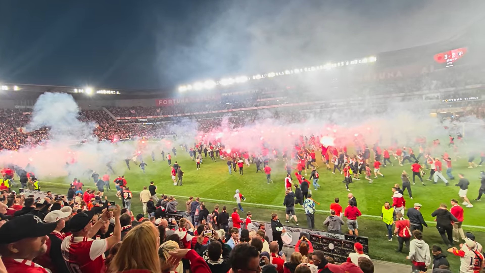 Slavia Sparta cseh focibajnokság szurkolói balhé görögtűz