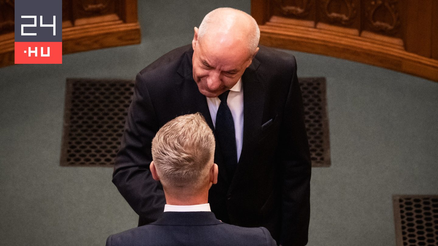 Sulyok Tamás átadja a kegyelmi ügy iratait.
