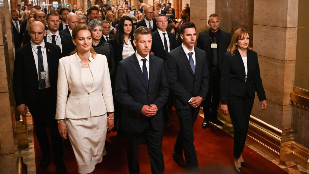 Képeink a megalakult Országgyűlésről
