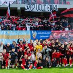 Az FK Csíkszereda labdarúgócsapata ünnepli szurkolóival, hogy nem esett ki a román élvonalból.