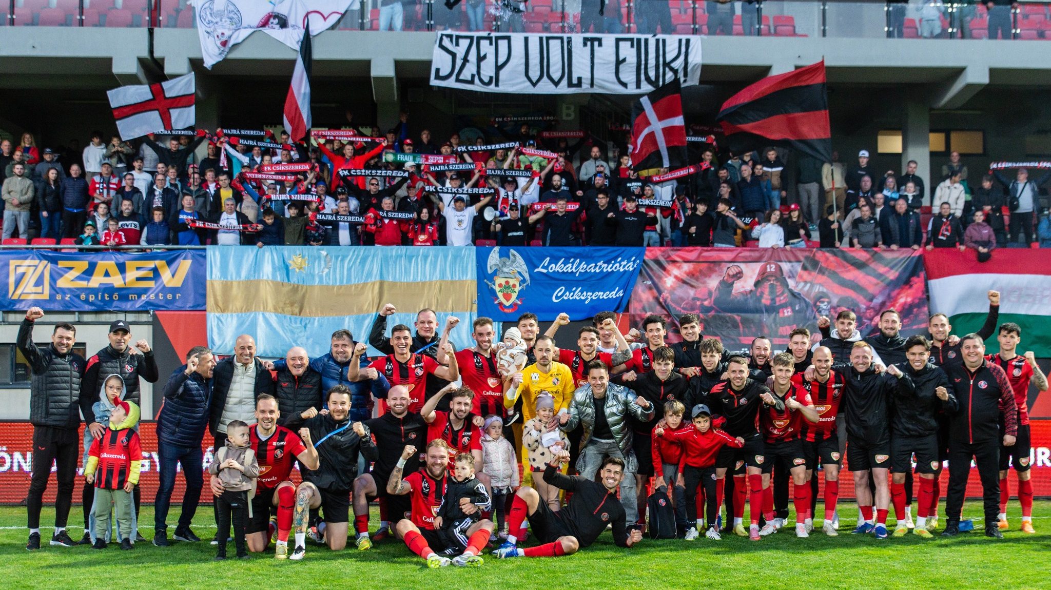 Az FK Csíkszereda labdarúgócsapata ünnepli szurkolóival, hogy nem esett ki a román élvonalból.