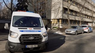 Rendőrök intézkednek a Budapesti Szőlő utcai Javítóintézet bezárásánál 2026 január 20-án.