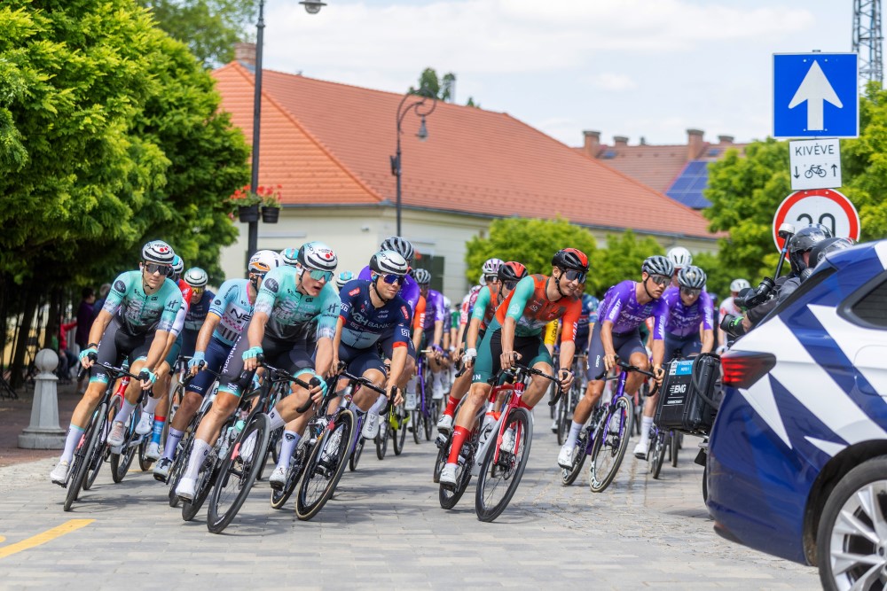 Versenyzők a 47. Tour de Hongrie országúti kerékpáros körverseny második, 206 kilométeres Szarvas - Paks közötti szakaszán