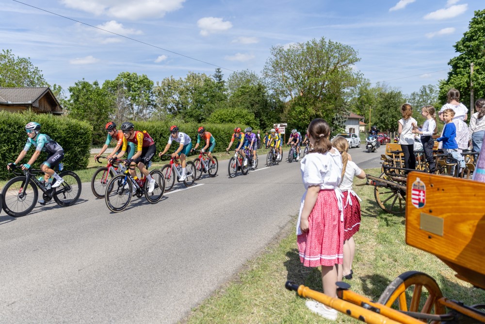 Versenyzők a 47. Tour de Hongrie országúti kerékpáros körverseny második, 206 kilométeres Szarvas - Paks közötti szakaszán