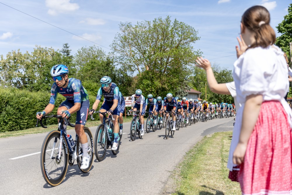 Versenyzők a 47. Tour de Hongrie országúti kerékpáros körverseny második, 206 kilométeres Szarvas - Paks közötti szakaszán