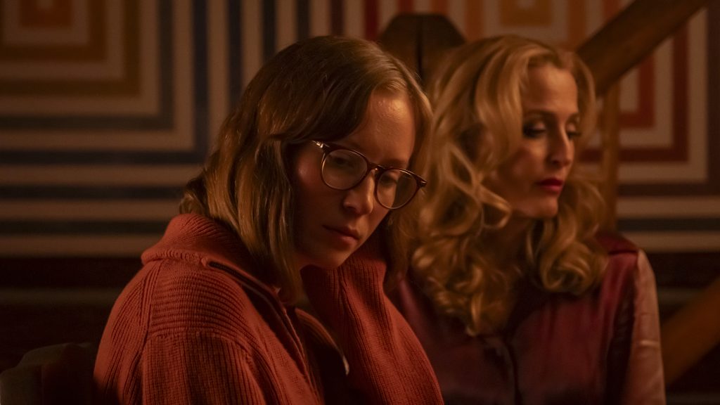 Gillian Anderson csuromvéresen szereti a leszbikus szexet – agyament horrorkomédiát láttunk Cannes-ban