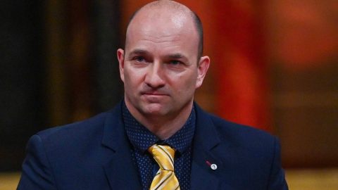 Telegdi Attila László, a Magyar Országos Korcsolyázó Szövetség gyorskorcsolya ágazati sportigazgatója, miután átvette a Magyar Arany Érdemkereszt polgári tagozata kitüntetést a Kossuth- és Széchenyi-díjak, valamint a Magyar Érdemrend kitüntetéseinek ünnepélyes átadásán, az 1848-49-es forradalom és szabadságharc évfordulója alkalmából a Parlament kupolacsarnokában 2022. március 14-én.