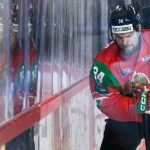 Terbócs István (b) és az olasz Alex Trivellato a jégkorongozók Sárközy Tamás Emléktornájának 1. fordulójában játszott Magyarország - Olaszország mérkőzésen a budapesti Tüskecsarnokban 2025. december 12-én.