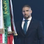 Tóth Krisztián cselgáncsozó a magyar csapat zászlójával a párizsi ötkarikás játékokon szereplő magyar csapat eskütételén.