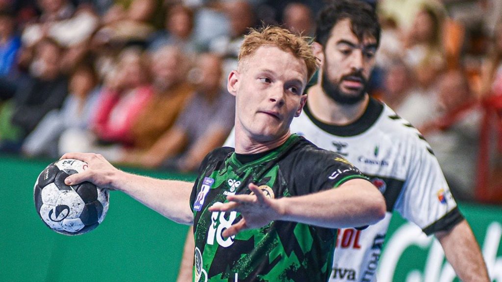 Megszórta a riválist a magyar kézis, de így is veszélyben a csapata