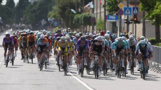 A 47. Tour de Hongrie országúti kerékpáros körverseny mezőnye az első, 143 kilométeres Gyula - Békéscsaba közötti szakaszon Békéscsabán 2026. május 13-án.