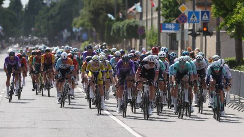 A 47. Tour de Hongrie országúti kerékpáros körverseny mezőnye az első, 143 kilométeres Gyula - Békéscsaba közötti szakaszon Békéscsabán 2026. május 13-án.