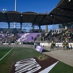 Az Újpest és a Ferenváros szurkolói, közöttük rendőrök és rendezők a labdarúgó Fizz Liga 32. fordulójában játszott Újpest FC - Ferencvárosi TC mérkőzésen a Szusza Ferenc Stadionban 2026. május 3-án. A Ferencváros négygólos előnye után a hazai szurkolók egy része átvonult a vendégszektor mellé, rendőrök is érkeztek a lelátóra, a játékvezető pedig bő tíz percre félbeszakította a mérkőzést. A Ferencváros 5-0-ra győzött.