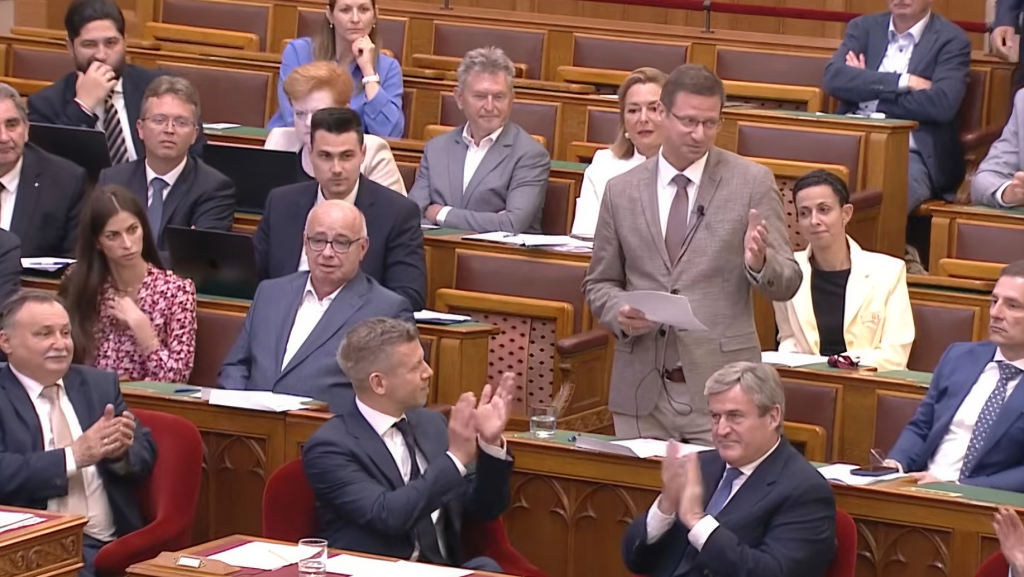 Magyar Péter odaült Gulyás Gergely elé a parlamenti vitán, ki is zökkentette a Fidesz frakcióvezetőjét