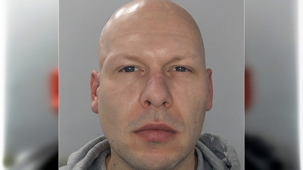 Barátai szerint tisztes, jóravaló ember az a Londonban élő magyar férfi, aki háromszor fenyegette meg terrortámadással a budapesti amerikai nagykövetséget