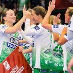 Bo van Wetering, a döntő legjobbjának választott győri játékos (b) csapattársaival ünnepel, miután győztek a Török Bódog női kézilabda Magyar Kupa döntőjében játszott Győri Audi ETO KC - DVSC Schaeffler mérkőzésen a Tatabányai Multifunkcionális Csarnokban 2026. május 3-án. A Győr 37-26-ra nyert, így immár 16-szoros kupagyőztesnek vallhatja magát.