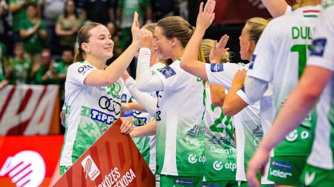 Bo van Wetering, a döntő legjobbjának választott győri játékos (b) csapattársaival ünnepel, miután győztek a Török Bódog női kézilabda Magyar Kupa döntőjében játszott Győri Audi ETO KC - DVSC Schaeffler mérkőzésen a Tatabányai Multifunkcionális Csarnokban 2026. május 3-án. A Győr 37-26-ra nyert, így immár 16-szoros kupagyőztesnek vallhatja magát.