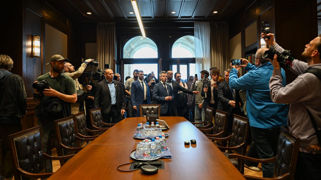 Bejártuk a bukott hatalom központjait Magyar Péterrel