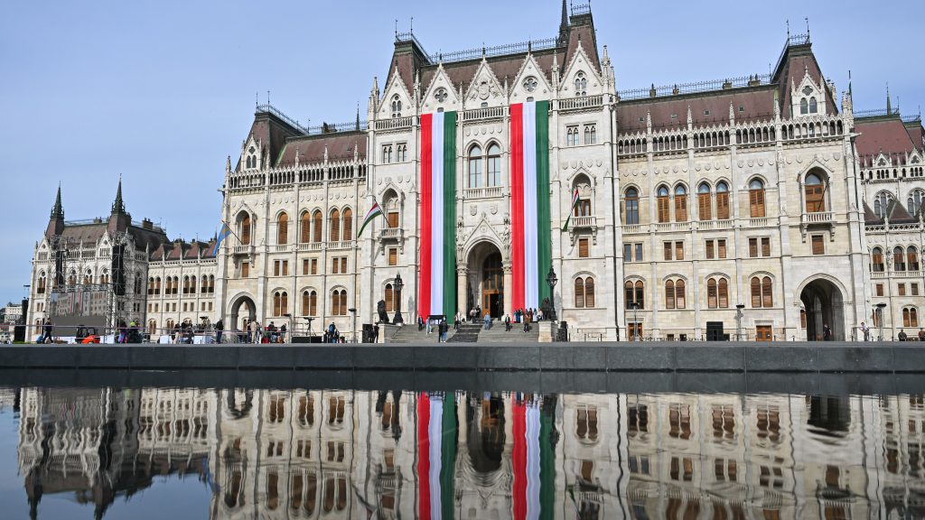 Összeül az új Országgyűlés, délutánra véget ér az Orbán-korszak