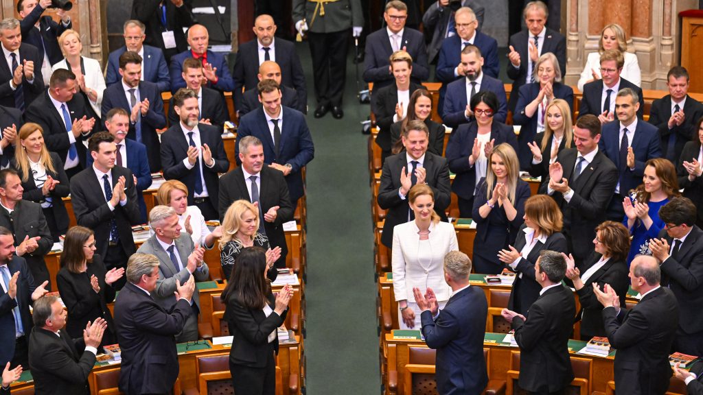 Megválasztották Magyar Pétert miniszterelnöknek, Forsthoffer Ágnest házelnöknek, újra kikerült az uniós zászló a Parlamentre – galéria