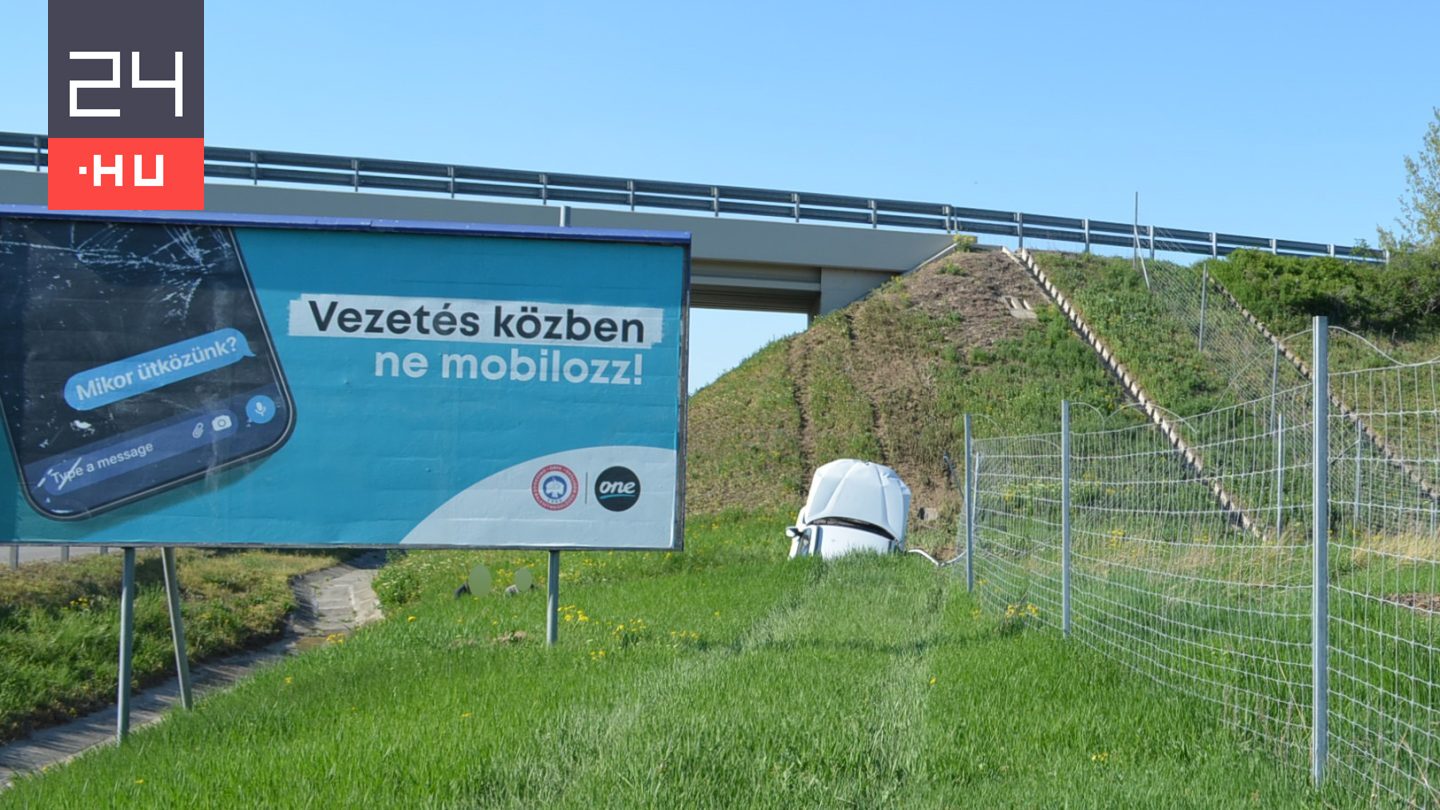 Autó állt meg a „mobilozni vezetés közben tilos” táblánál.