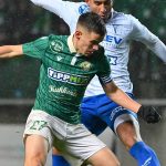 Vitális Milán (b), a Győr és Daniel Alves de Lima, a Zalaegerszeg játékosa a labdarúgó Fizz Liga 14. fordulójában játszott ETO FC - Zalaegerszegi TE FC mérkőzésen a győri ETO Stadionban 2025. november 21-én. A Zalaegerszeg 1-0-ra győzött.