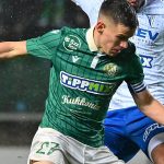 Vitális Milán (b), a Győr és Daniel Alves de Lima, a Zalaegerszeg játékosa a labdarúgó Fizz Liga 14. fordulójában játszott ETO FC - Zalaegerszegi TE FC mérkőzésen a győri ETO Stadionban 2025. november 21-én. A Zalaegerszeg 1-0-ra győzött.