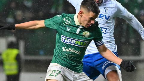 Vitális Milán (b), a Győr és Daniel Alves de Lima, a Zalaegerszeg játékosa a labdarúgó Fizz Liga 14. fordulójában játszott ETO FC - Zalaegerszegi TE FC mérkőzésen a győri ETO Stadionban 2025. november 21-én. A Zalaegerszeg 1-0-ra győzött.