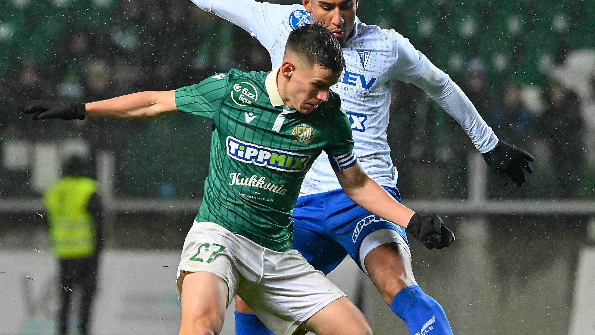 Vitális Milán (b), a Győr és Daniel Alves de Lima, a Zalaegerszeg játékosa a labdarúgó Fizz Liga 14. fordulójában játszott ETO FC - Zalaegerszegi TE FC mérkőzésen a győri ETO Stadionban 2025. november 21-én. A Zalaegerszeg 1-0-ra győzött.