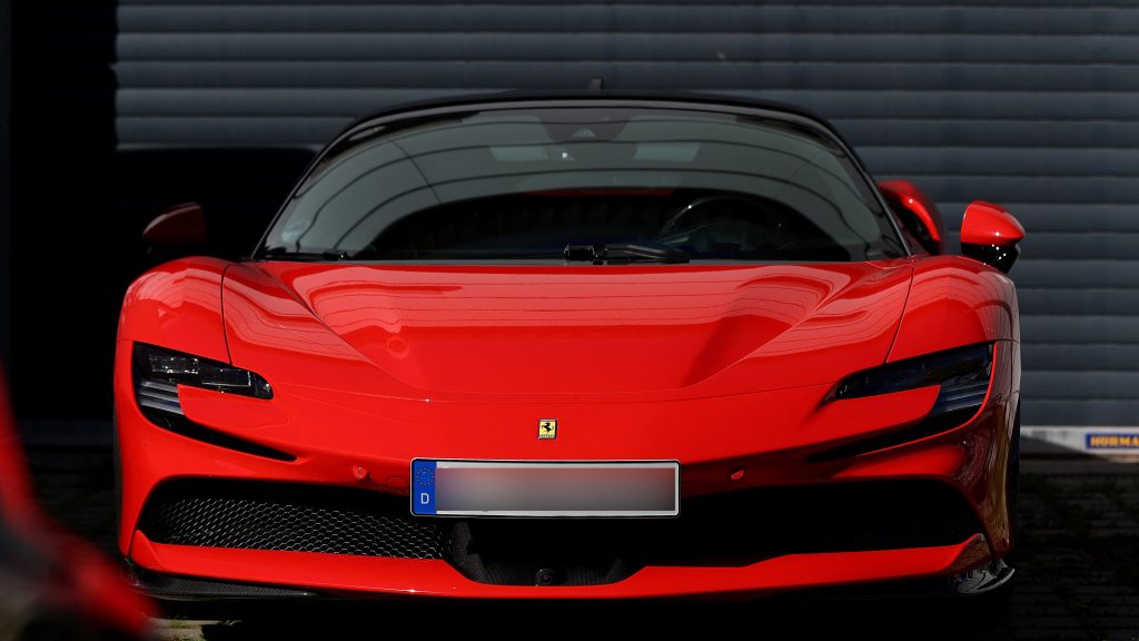 Újabb Ferrari luxusautót fotóztak a korrupciós ügybe keveredett Hungast-tulajdonos cég parkolójában