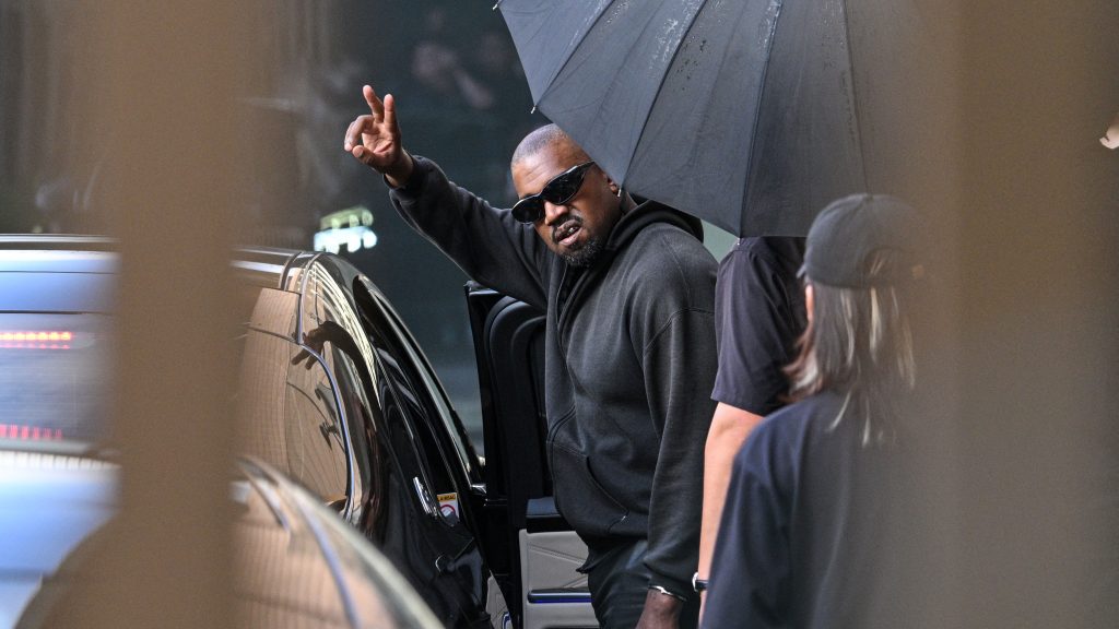 Egy modell beperli Kanye Westet, amiért a rapper megfojtogatta egy klipforgatáson