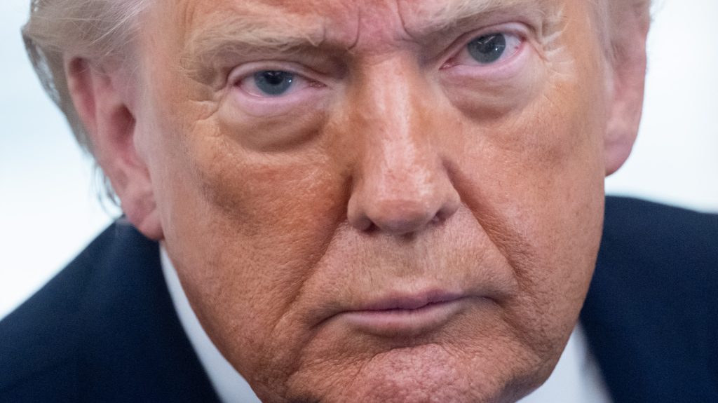 Trump otthagyta az NBC-s interjúfelvételt, amikor a megbundá