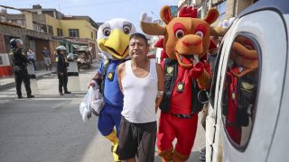 This handout picture released by Peru's National Police, shows officers from the Terna Unit fancy dressed as mascots of the FIFA World Cup arresting a man during an undercover operation under a search and seizure warrant for the alleged crime of small-scale drug trafficking in Lima on June 10, 2026. (Photo by Hugo CUROTTO / PERU'S NATIONAL POLICE / AFP) / RESTRICTED TO EDITORIAL USE-MANDATORY CREDIT AFP PHOTO / PERU'S NATIONAL POLICE / HUGO CUROTTO OLACHEA - NO MARKETING NO ADVERTISING CAMPAIGNS - DISTRIBUTED AS A SERVICE TO CLIENTS