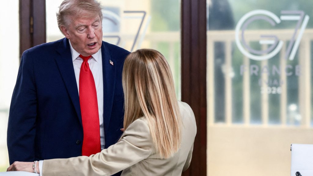 A döbbent Meloni szerint Trump csak kitalálta, hogy ő közös fotóért könyörgött neki