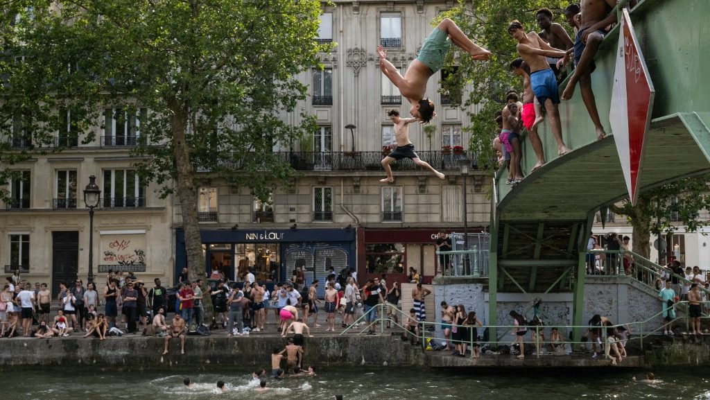 Olyan durva a kánikula, hogy az érintett területeken betiltotta a köztéri alkoholfogyasztást a francia kormány