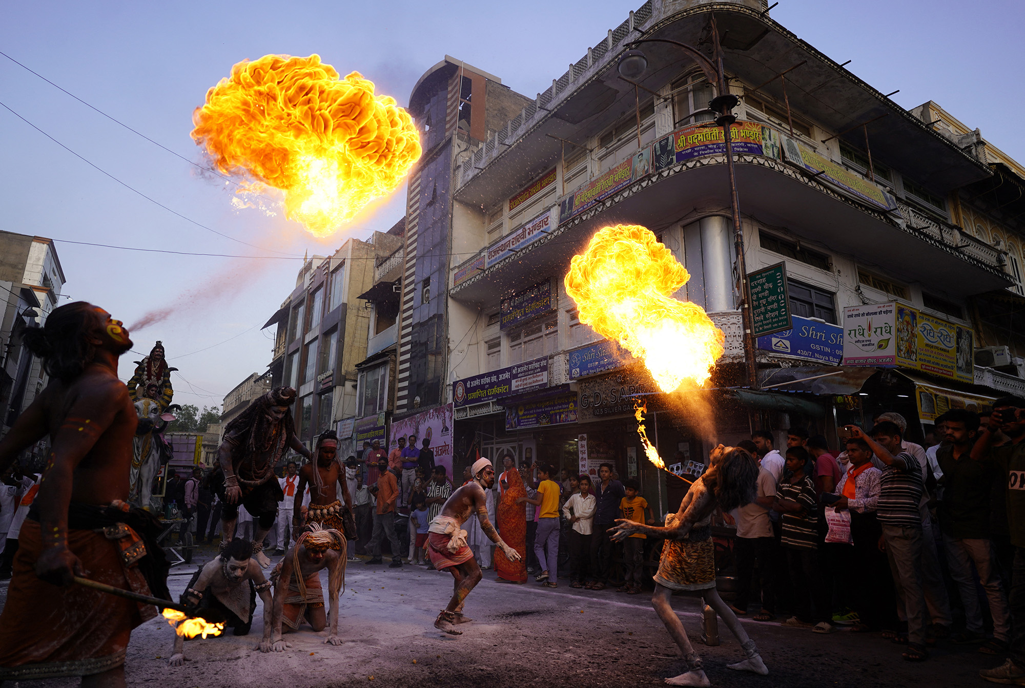Tűzfúvók az indiai Ajmerben a „Mahesh Navami” nevű hindu ünnepen 2026. június 23-án.