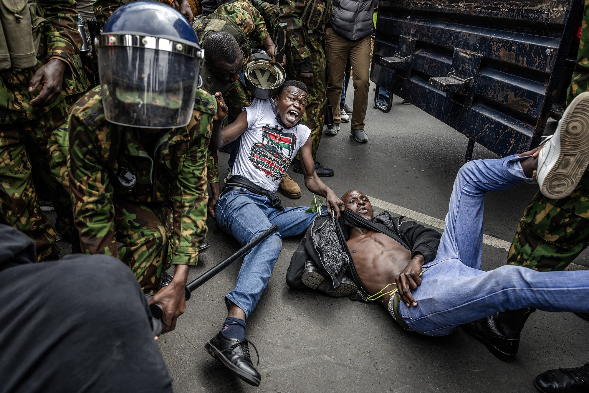 Tüntetőket tartóztatnak le Kenyában 2026. június 25-én, a 2024 júniusi demonstráció évfordulóján. Két évvel ezelőtt halálos áldozatokat követelő megnmozdulások voltak egy pénzügyi törvényjavaslat miatt.