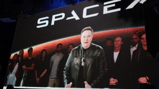 Elon Musk a SpaceX tőzsdére lépésének pillanatában.
