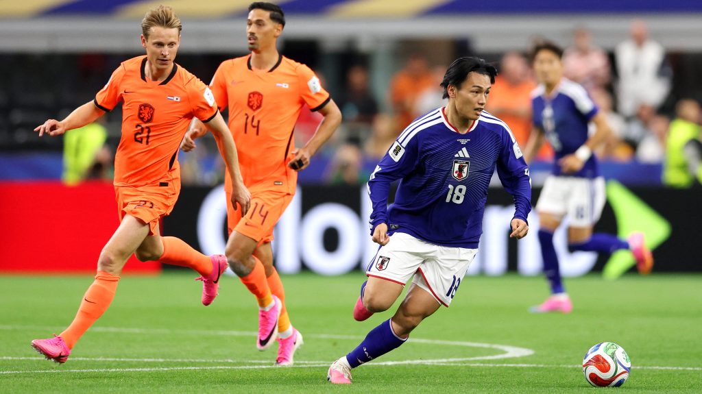 Ueda és Frenkie de Jong.