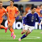 Ueda és Frenkie de Jong.