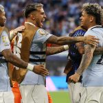 Az uruguayi csapat ünnepli az egyenlítést Szaúd-Arábia ellen.