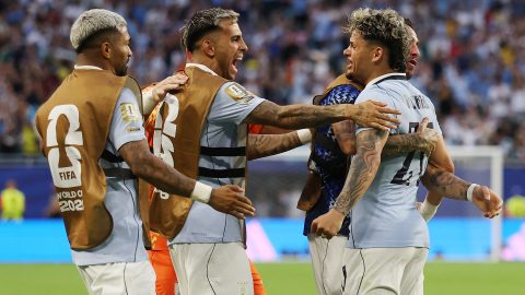 Az uruguayi csapat ünnepli az egyenlítést Szaúd-Arábia ellen.