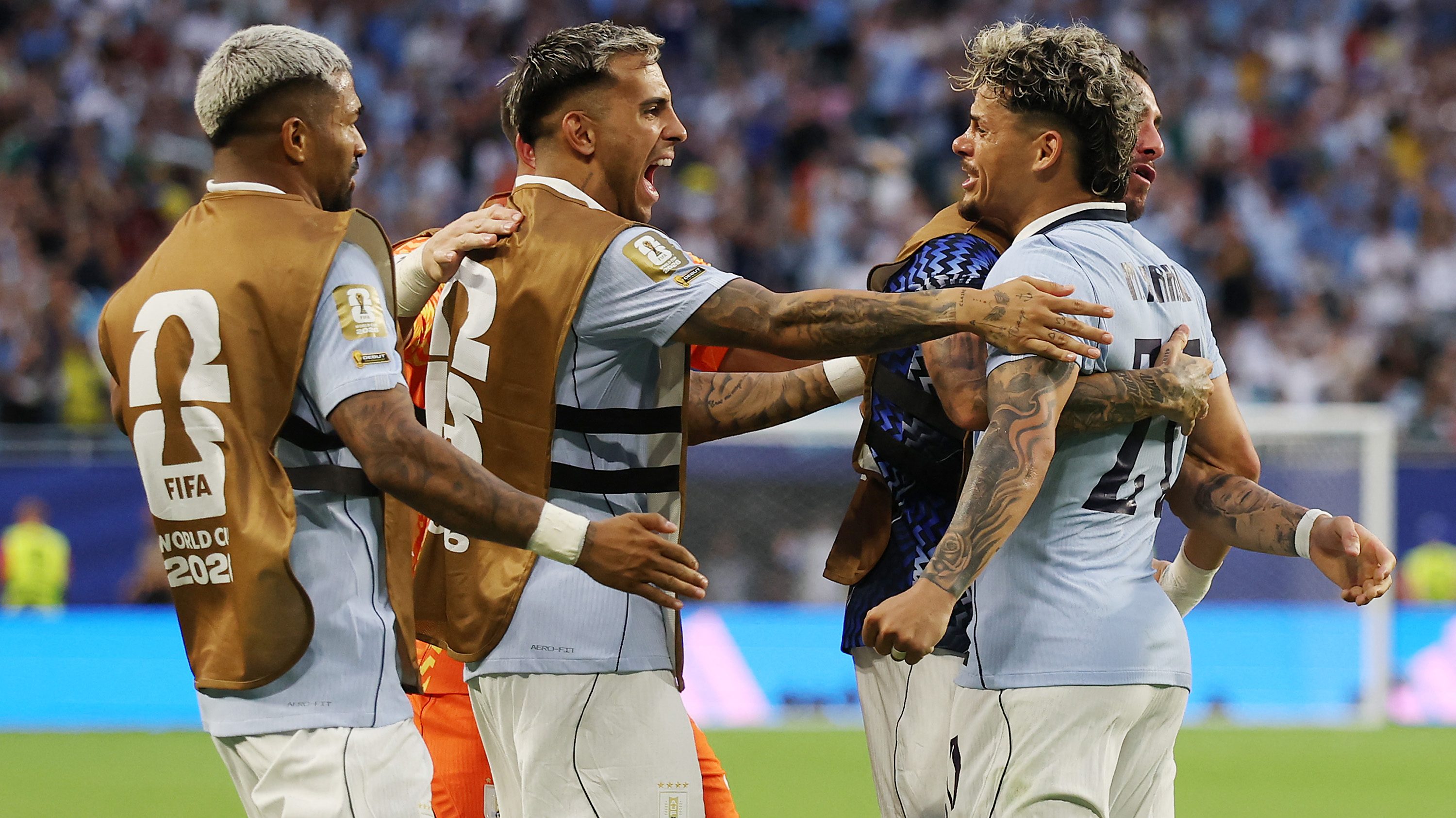 Az uruguayi csapat ünnepli az egyenlítést Szaúd-Arábia ellen.
