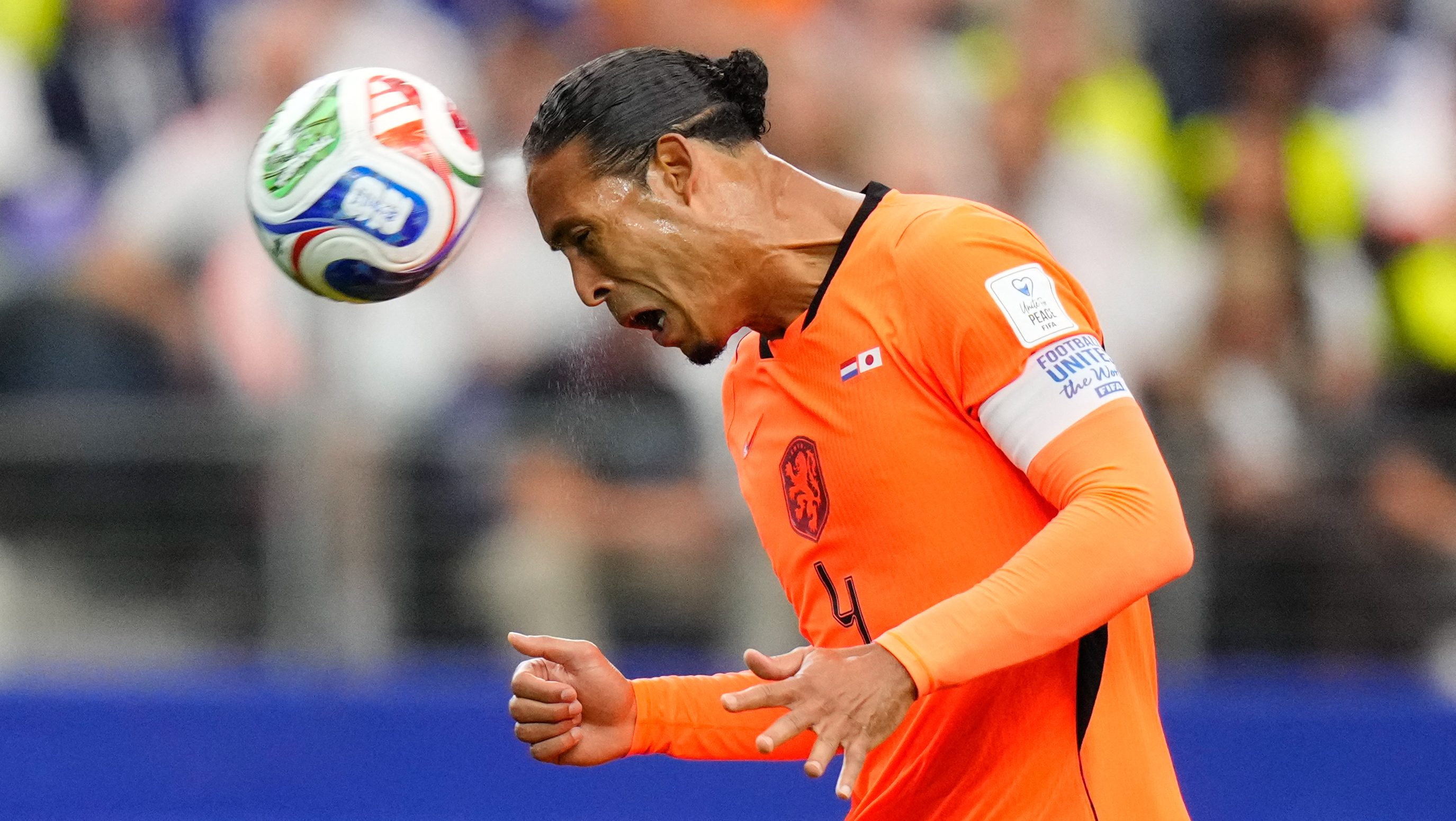 Virgil van Dijk fejel a labdába.