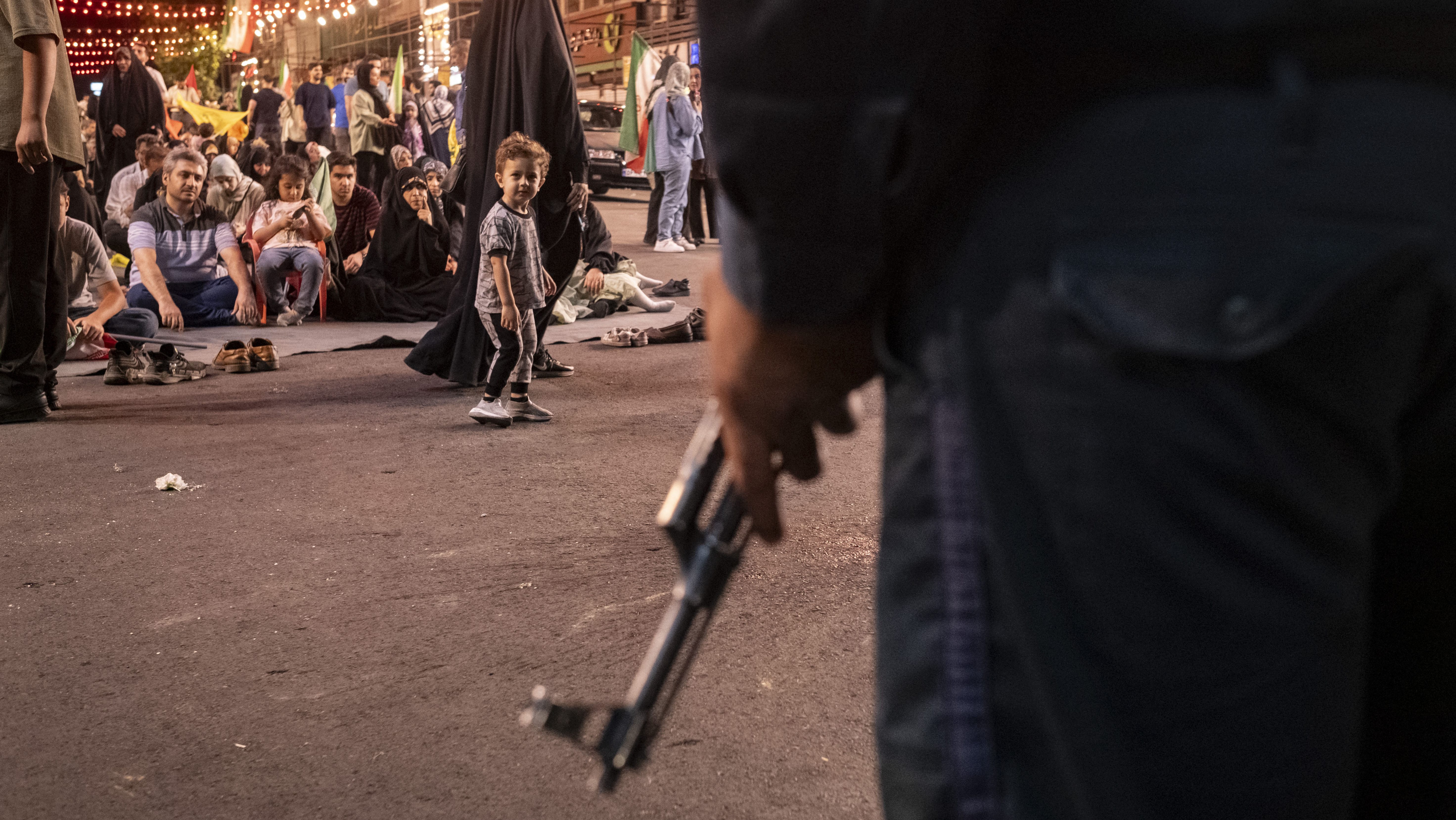 Fegyveres rendőr áll őrt Teheránban, Irán fővárosában.