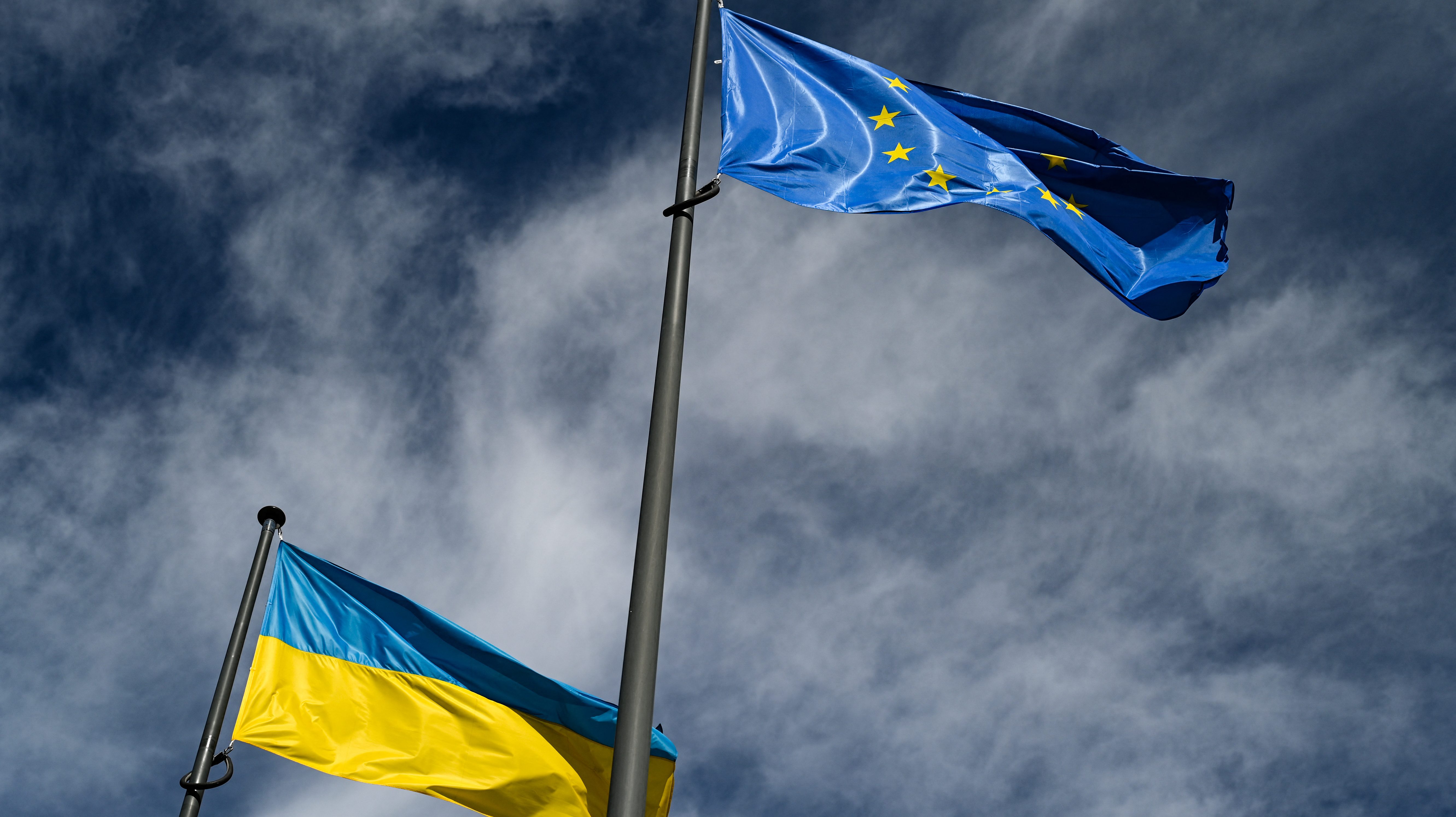 ukrán és EU-s zászló