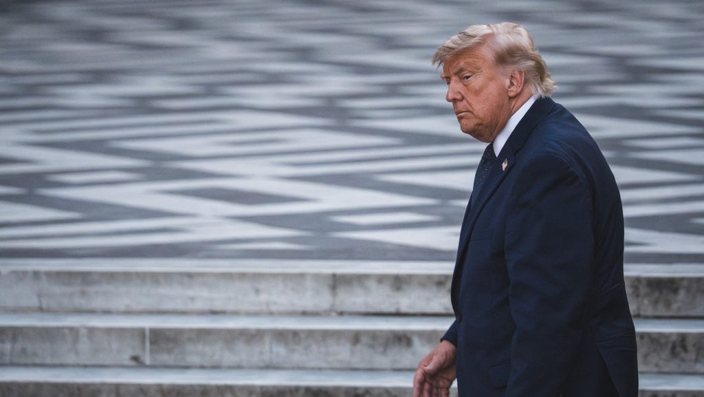 Trump aláírta az iráni háború lezárásával kapcsolatos dokumentumot