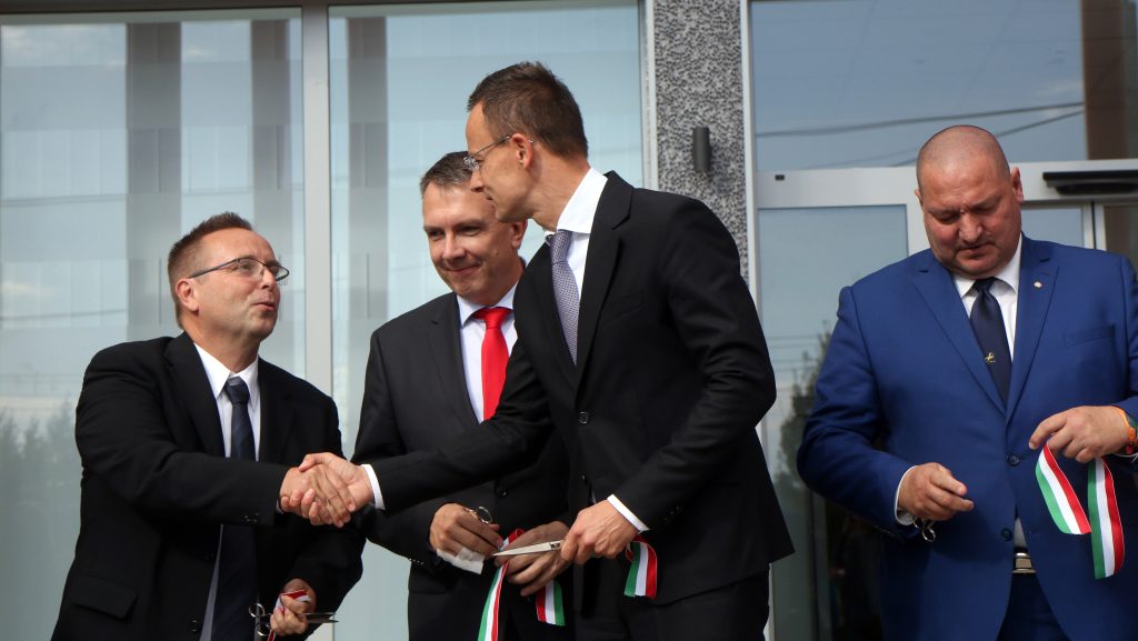 Három hete sunnyog a Népszava milliárdos tulajdonosa