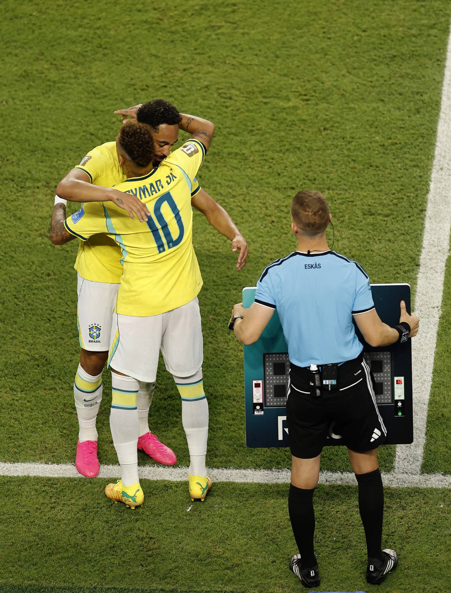 MIAMI GARDENS, FLORIDA - JUNE 24: Neymar Jr #10 of Brazil embraces Matheus Cunha #9 as he is substituted in during the FIFA World Cup 2026 Group C match between Scotland and Brazil at Miami Stadium on June 24, 2026 in Miami Gardens, Florida. Michael Reaves/Getty Images/AFP