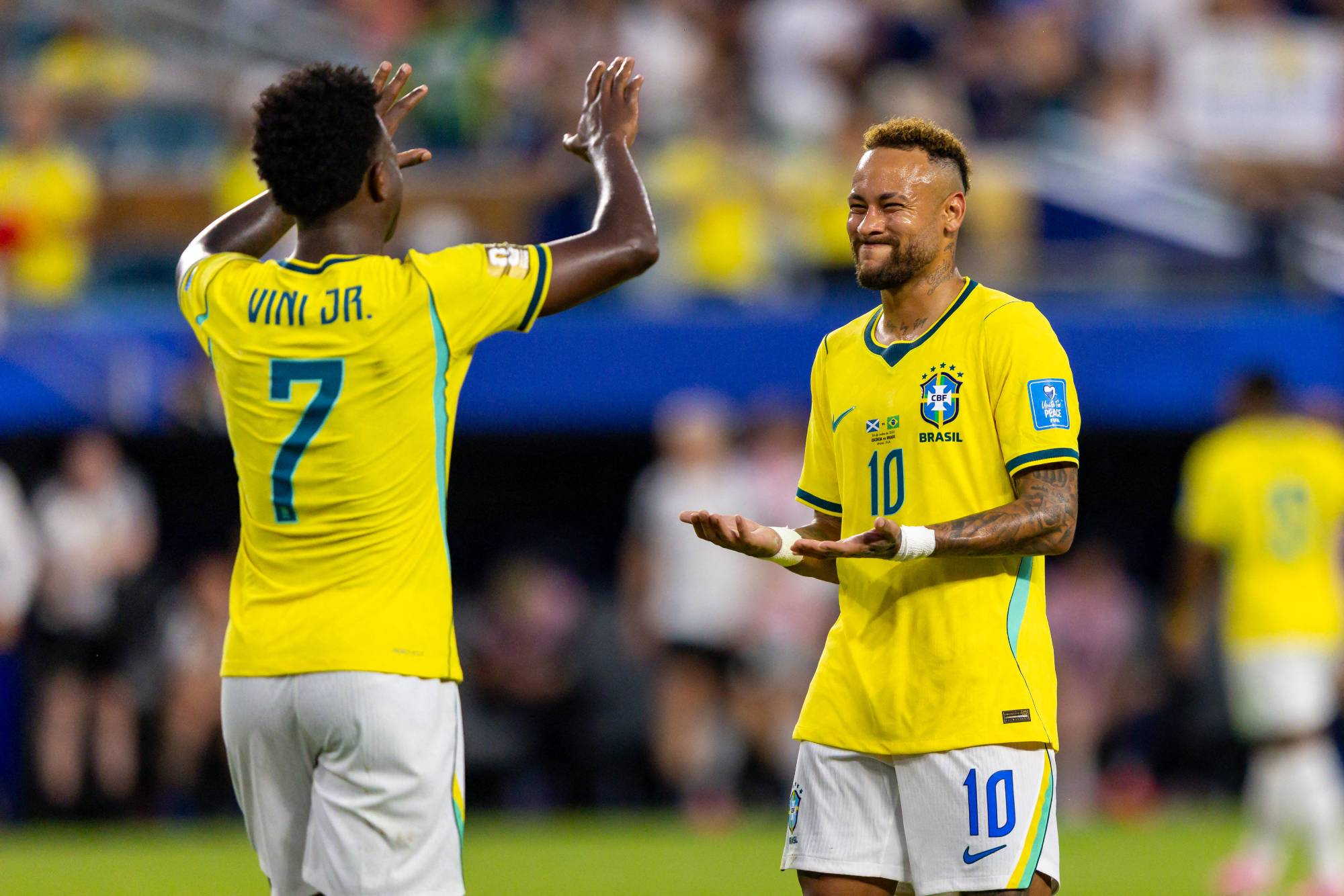 UNITED STATES - MIAMI - 06/24/2026 - 2026 WORLD CUP, BRAZIL vs. SCOTLAND - Vinicius Junior and Neymar Jr., players for Brazil, celebrate their victory after the match against Scotland at Miami Stadium for the 2026 World Cup. Photo: Rodolfo Buhrer/AGIF